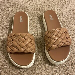 Brown Girl’s Sandals Size 4